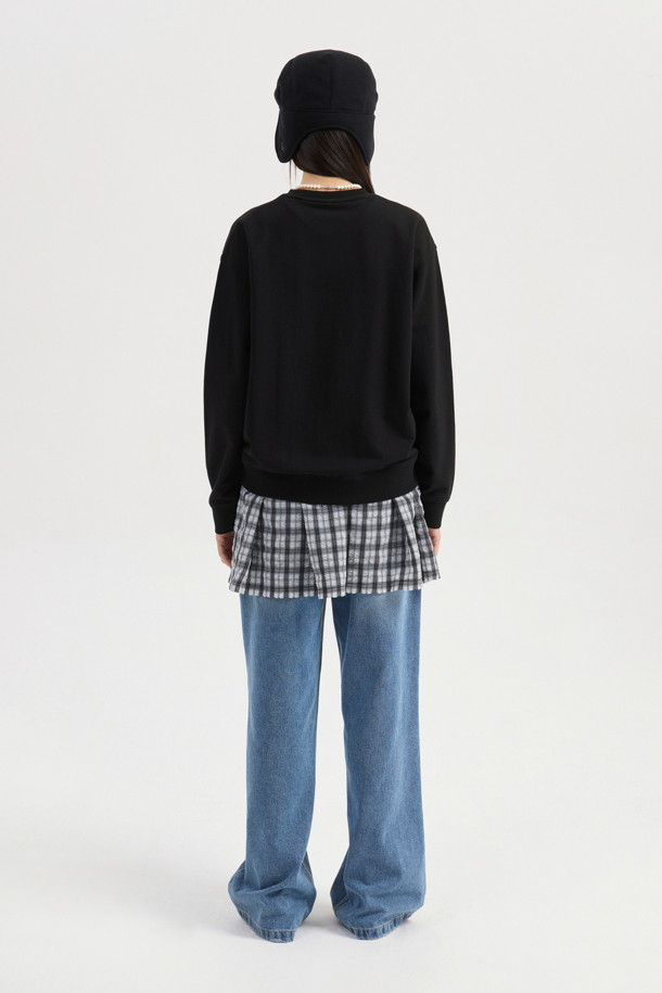 럭키슈에뜨의 Chouetties 리본 포인트 스웨트셔츠(블랙)입니다. 부드러운 면 소재로 제작되었으며, 루즈핏에 라운드넥 디자인으로 편안한 착용감을 선사합니다. 소매와 밑단 시보리 처리, 데미지 워싱, 리본 자수 디테일과 레터링 자수로 포인트를 주어 캐주얼하면서도 빈티지한 스타일을 연출합니다. 봄, 가을, 겨울, 세 계절 모두 활용 가능하며, 동네 마실룩, 집콕룩, 겨울 데일리룩 등 다양한 TPO에 활용하기 좋습니다. 미니멀, 레트로 스타일을 선호하는 여성분들께 추천합니다.
