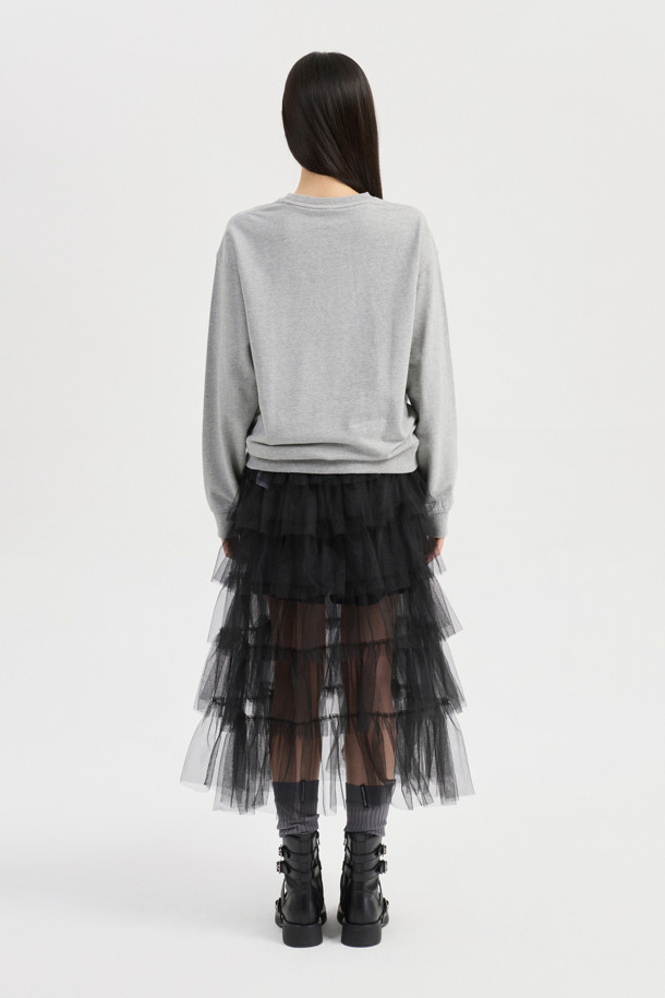 LUCKY CHOUETTE (럭키슈에뜨)의 Chouetties 리본 포인트 스웨트셔츠 (멜란지 그레이)입니다. 부드러운 코튼 미니 쮸리 소재로 제작되어 편안한 착용감을 선사합니다. 캐주얼하고 빈티지한 무드를 연출하며, 루즈핏 디자인으로 활동성을 높였습니다. 소매와 밑단은 시보리 처리되었으며, 볼륨감 있는 리본 자수와 레터링 자수가 포인트로 더해져 사랑스러운 느낌을 줍니다. 봄, 가을 동네 마실룩이나 봄 소풍룩으로 활용하기 좋습니다.
