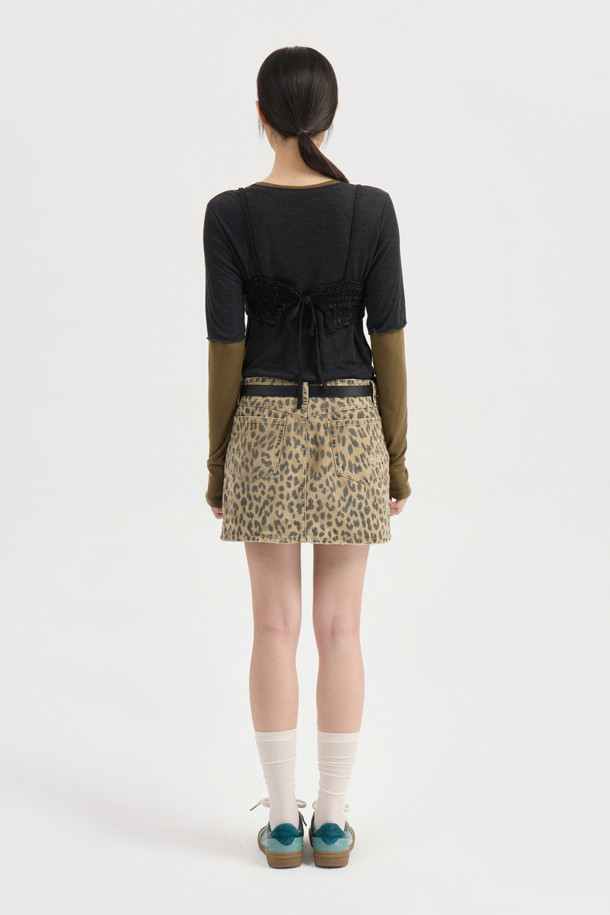 LUCKY CHOUETTE (럭키슈에뜨)의 Chouetties 레이어드 긴팔 티셔츠 (다크 그레이)입니다. 부드러운 레이온과 폴리에스터 혼방 소재로 제작되어 얇고 편안한 착용감을 선사합니다. 슬림핏 라운드넥 디자인에 언밸런스 기장감과 럭키 크레센트 문 와펜 자수 디테일이 특징입니다. 간절기에는 단독으로, 겨울철에는 레이어드하여 데이트룩이나 데일리룩으로 활용하기 좋습니다. 캐주얼, 미니멀 스타일을 즐겨 입는 여성분들께 추천합니다.
