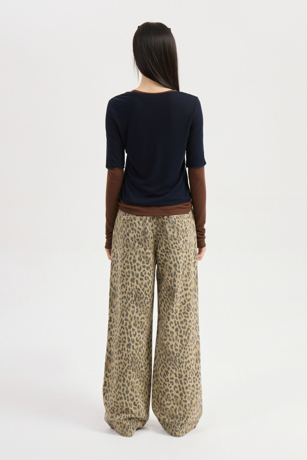 럭키슈에뜨(LUCKY CHOUETTE)의 Chouetties 레이어드 네이비 긴팔 티셔츠입니다. 캐주얼 및 미니멀 스타일을 추구하는 분들을 위한 베이직 아이템으로, 데이트룩과 카페룩에 잘 어울립니다. 부드러운 레이온과 폴리에스터 혼방 소재로 제작되었으며, 슬림핏 라운드넥 디자인입니다. 언밸런스 기장에 럭키 크레센트 문(Crescent Moon) 와펜 자수 디테일이 특징이며, 단독 또는 레이어드하여 다양한 스타일을 연출할 수 있습니다. 봄, 가을, 겨울, 세 계절 모두 활용 가능하며, 편안한 착용감을 선사합니다.
