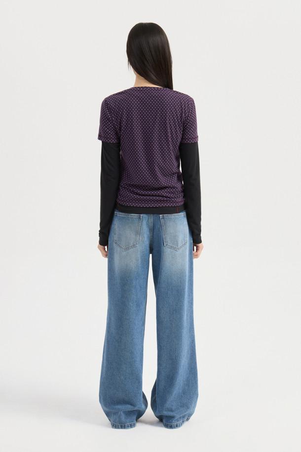 Chouetties by LUCKY CHOUETTE(슈에티 바이 럭키슈에뜨) 도트 패턴 반소매 티셔츠 (퍼플)는 부드러운 촉감의 폴리에스테르와 레이온 혼방 소재로 제작되었습니다. 라운드넥에 슬림핏 디자인으로, 봄, 여름 시즌 캐주얼하고 미니멀한 스타일을 연출하기 좋습니다. 얇은 두께감과 신축성 있는 소재는 편안한 착용감을 선사하며, 도트 패턴과 레터링 디테일이 포인트입니다. 데이트룩이나 포인트 착장용으로 레이어드하여 다양한 스타일을 시도해 보세요.
