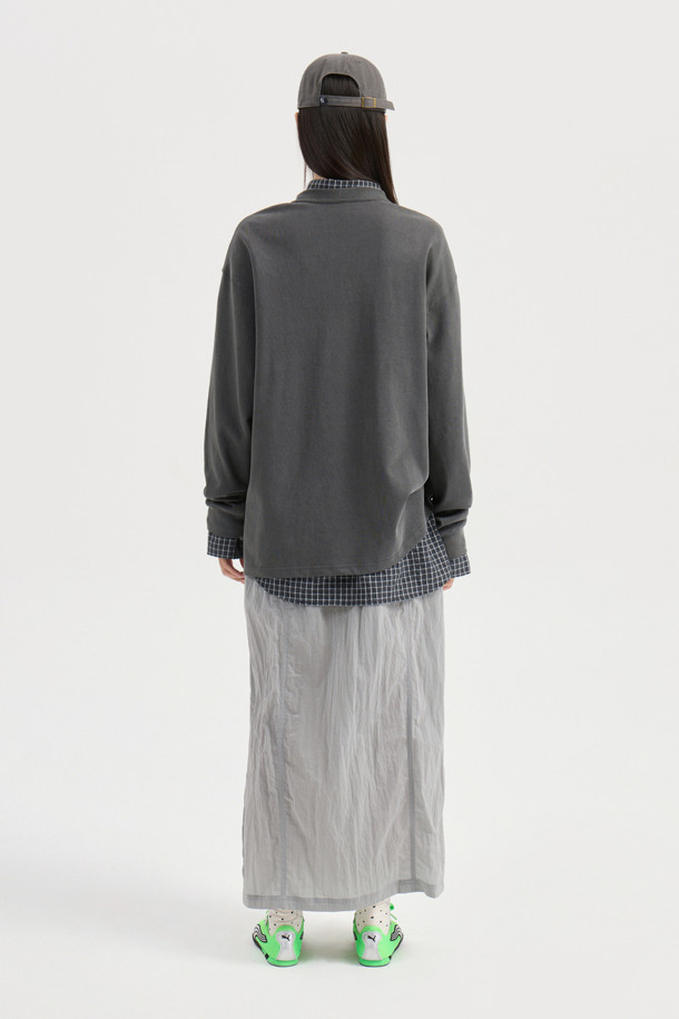 LUCKY CHOUETTE (럭키 슈에뜨)의 Chouetties 그래픽 루즈핏 피그먼트 긴소매 티셔츠 (그레이)입니다. 캐주얼과 빈티지 스타일을 연출하며, 봄, 가을, 겨울 계절에 폭넓게 활용할 수 있습니다. 넉넉한 루즈핏과 라운드넥 디자인으로 편안한 착용감을 선사하며, 면 소재로 제작되어 부드러운 촉감을 느낄 수 있습니다. 피그먼트 워싱 가공과 소매단 시보리 처리로 디자인의 완성도를 높였습니다. 단독 드라이클리닝을 권장하며, 물빠짐 및 이염에 주의하여 관리해야 합니다. 동네 마실룩이나 겨울 데일리룩에 미니멀한 스타일을 더해보세요.
