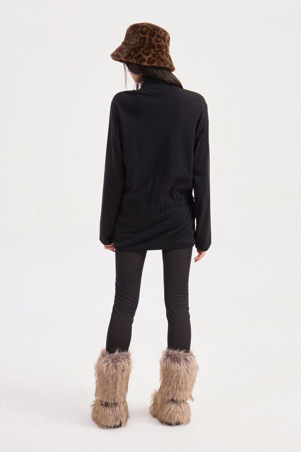 LUCKY CHOUETTE (럭키슈에뜨)의 Chouetties (슈에띠즈) 허리 스트링 하이넥 티셔츠 (블랙)입니다. 부드러운 코튼과 폴리에스터 혼방 소재로 제작되어 편안한 착용감을 선사합니다. 루즈핏 디자인에 하이넥으로 포인트를 더했으며, 허리 스트링으로 핏을 조절하여 다양한 스타일 연출이 가능합니다. 소매단과 밑단 배색, 슈에띠즈 레터링 프린트로 캐주얼하면서도 베이직한 스타일을 완성합니다. 사계절 내내 활용 가능한 웨어러블한 디자인의 긴소매 티셔츠입니다.
