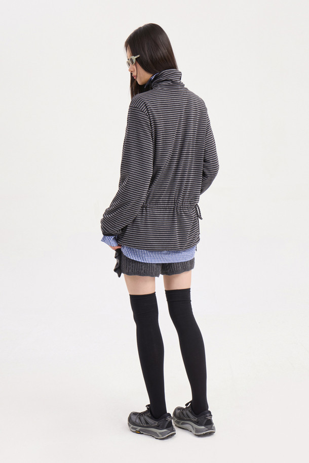 럭키슈에뜨(LUCKY CHOUETTE)의 Chouetties 허리 스트링 하이넥 티셔츠입니다. 캐주얼한 무드의 여성 의류로, 봄, 여름, 가을에 착용하기 좋습니다. 멀티컬러의 스트라이프와 레터링 패턴이 돋보이며, 루즈핏으로 편안함을 더했습니다. 하이넥 디자인과 긴 소매, 소매단/밑단 배색 디테일이 특징이며, 허리 스트링으로 핏 조절이 가능합니다. 면, 폴리에스터, 레이온 혼방 소재로 제작되어 웨어러블하게 즐길 수 있습니다.
