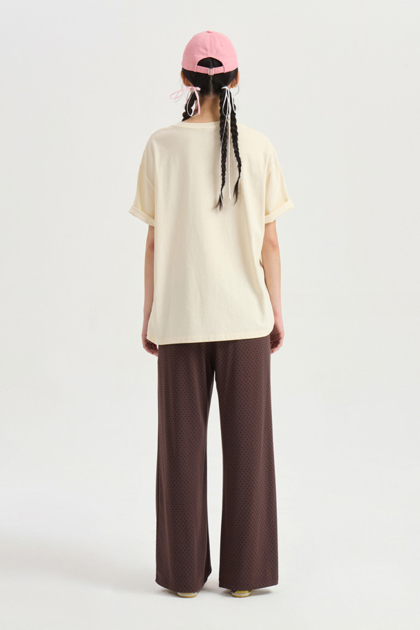 [Re-Order] 럭키슈에뜨의 그래픽 하프 슬리브 티셔츠 (라이트 베이지)는 부드러운 면 소재로 제작되어 편안한 착용감을 선사합니다. 라운드넥 디자인과 레귤러핏으로 캐주얼한 스타일을 연출하며, 봄, 여름 시즌에 활용하기 좋습니다. 은은한 라이트 베이지 컬러에 달 모티프 그래픽 프린팅이 더해져 미니멀하면서도 유니크한 포인트를 줍니다. 동네 마실룩이나 봄 소풍룩에 매치하여 편안하면서도 스타일리시한 룩을 완성해보세요. 반소매 기장으로 간절기에도 부담 없이 즐겨 입을 수 있습니다.
