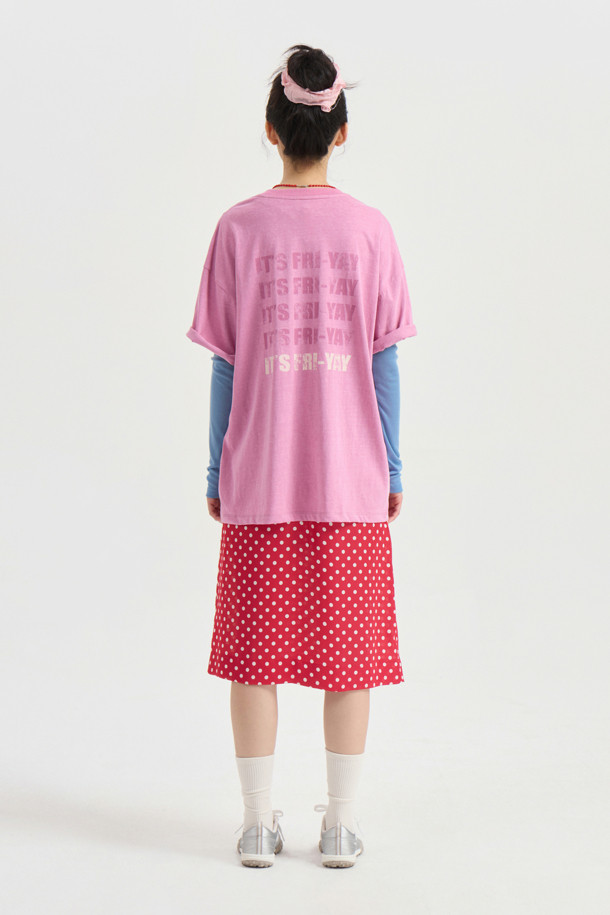 Chouetties by LUCKY CHOUETTE (슈에티 바이 럭키슈에뜨) 백 프린트 루즈 핏 반팔 티셔츠는 캐주얼하고 빈티지한 스타일을 추구하는 유니섹스를 위한 상의입니다. 봄, 여름 시즌에 어울리는 바이올렛 컬러의 라운드넥 티셔츠로, 오버핏과 루즈핏으로 편안한 착용감을 선사합니다. 부드러운 면 소재로 제작되었으며, 가슴 부분의 레터링 프린트와 뒷면의 크랙 효과 프린트가 돋보이는 디자인입니다. 동네 마실룩이나 여행룩에 활용하기 좋으며, 워싱 가공으로 빈티지한 무드를 더했습니다.
