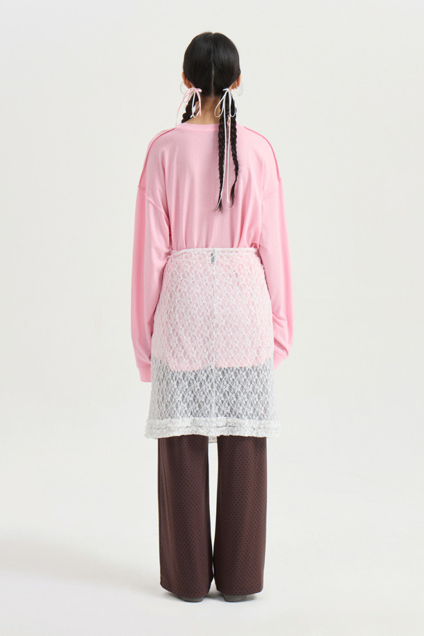 슈에티즈 바이 럭키 슈에뜨_루즈 핏 롱 티셔츠 (핑크)는 편안한 착용감과 스타일리시함을 동시에 갖춘 여성 티셔츠입니다. 핑크 컬러의 라운드넥 긴소매 티셔츠로, 봄, 가을에 캐주얼하게 착용하기 좋습니다. 루즈핏 디자인으로 박시한 실루엣을 연출하며, 가슴 부분의 슈에띠즈 레터링 프린트가 포인트를 더합니다. 어깨와 암홀 라인 봉제 디테일이 돋보이며, 데이트룩, 카페룩 등 다양한 TPO에 활용 가능합니다. 미니멀하면서도 개성 있는 스타일을 완성할 수 있는 아이템입니다.
