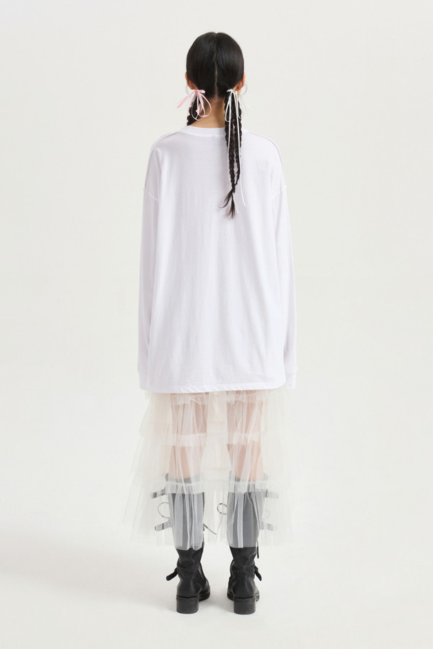 럭키슈에뜨 by 슈에띠즈_루즈 핏 롱 티셔츠 (화이트)는 캐주얼 스타일을 연출하기에 좋은 여성 긴팔 티셔츠입니다. 라운드넥 디자인에 가슴 부분 슈에띠즈 레터링 프린트가 돋보이며, 어깨와 암홀 라인 봉제 디테일이 특징입니다. 루즈핏과 박시핏으로 편안한 착용감을 선사하며, 봄, 가을 시즌 데일리룩으로 활용하기 좋습니다. 동네 마실룩이나 카페룩 등 다양한 TPO에 맞춰 캐주얼하고 미니멀한 스타일링을 완성해보세요. 다양한 아이템과 매치하여 개성 있는 스타일을 연출할 수 있습니다.
