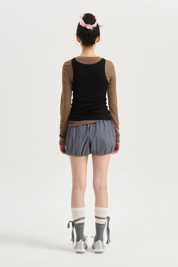 럭키슈에뜨 by 럭키슈에뜨 레이어링 슬리브리스 티셔츠는 여성 의류로, 베이직한 스타일을 추구하는 분들을 위한 슬림핏 민소매 티셔츠입니다. 부드러운 촉감의 울과 레이온 혼방 소재로 제작되었으며, 얇고 시어한 특징을 지녀 봄, 여름 시즌에 시원하게 착용할 수 있습니다. 라운드넥 디자인에 무지 패턴으로 미니멀, 클래식, 시크한 룩을 연출하기 좋으며, 레이어드 스타일링이 가능하여 다양한 스타일을 시도할 수 있습니다. 데이트룩, 카페룩, 쇼핑룩 등 폭넓은 TPO에 활용 가능하며, 밑단에는 럭키슈에뜨 라벨로 포인트를 더했습니다.
