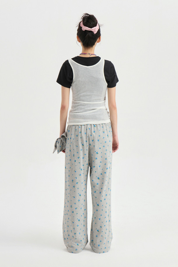 **Chouetties by 럭키슈에뜨 레이어링 민소매 티셔츠**

**Chouetties by 럭키슈에뜨**의 레이어링 민소매 티셔츠는 부드러운 촉감의 울과 레이온 혼방 소재로 제작되어 편안한 착용감을 선사합니다. 슬림핏 디자인에 라운드넥으로 깔끔함을 더했으며, 얇은 두께감과 시어한 소재가 특징입니다. 베이직한 스타일로 다양한 레이어드 연출이 가능하며, 밑단에는 럭키슈에뜨 라벨 장식이 포인트로 더해졌습니다. 데이트룩, 카페룩, 쇼핑룩 등 다양한 TPO에 미니멀, 클래식, 캐주얼 스타일로 활용하기 좋은 아이템입니다. 화이트 컬러의 무지 디자인으로 어떤 룩에도 쉽게 매치할 수 있습니다.
