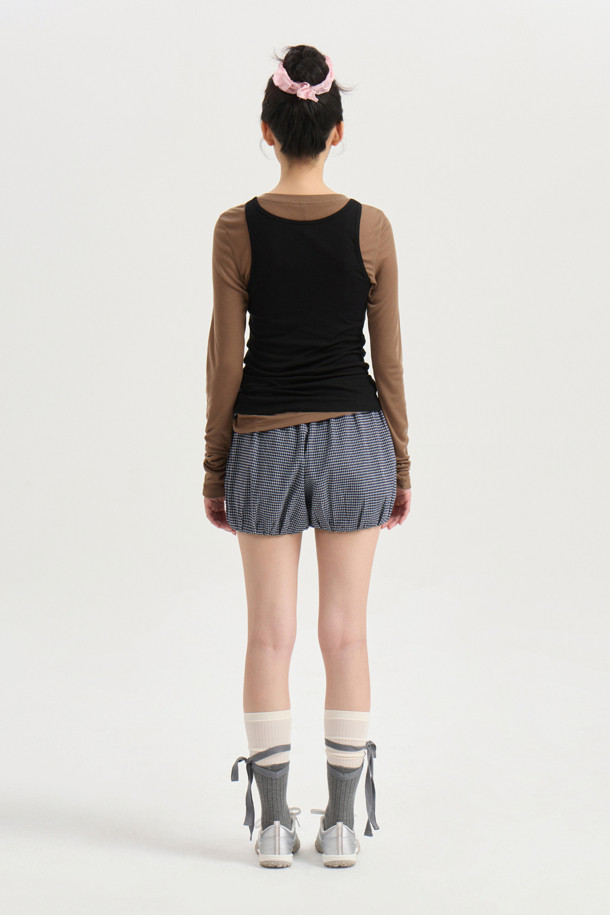 LUCKY CHOUETTE (럭키슈에뜨)의 Chouetties 쉬어 슬림핏 긴팔 티셔츠(브라운)입니다. 부드러운 촉감의 울과 레이온 혼방 소재로 제작되어 봄, 가을에 착용하기 좋습니다. 슬림핏 라운드넥 디자인에 얇은 두께감과 시어한 소재로 여성스러운 분위기를 연출하며, 레이어드 스타일링에도 용이합니다. 베이직한 디자인으로 데이트룩, 카페룩 등 다양한 TPO에 활용 가능하며, 밑단 장식 라벨이 포인트입니다. 클래식, 미니멀, 캐주얼 스타일을 즐겨 입는 여성분들께 추천합니다.
