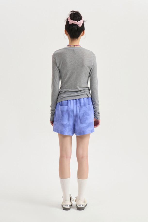 럭키슈에뜨의 Chouetties (슈에티) 멜란지 그레이 슬림핏 긴소매 티셔츠입니다. 부드러운 촉감의 울과 레이온 혼방 소재로 제작되어 봄, 가을에 활용하기 좋습니다. 시어한 소재감과 슬림핏 디자인으로, 데이트룩이나 카페룩 등 다양한 TPO에 맞춰 미니멀, 클래식, 캐주얼 스타일을 연출할 수 있습니다. 밑단 장식 라벨이 포인트로, 레이어드 스타일링에도 용이합니다. 라운드넥 디자인에 얇은 두께감으로 편안하게 착용 가능합니다.
