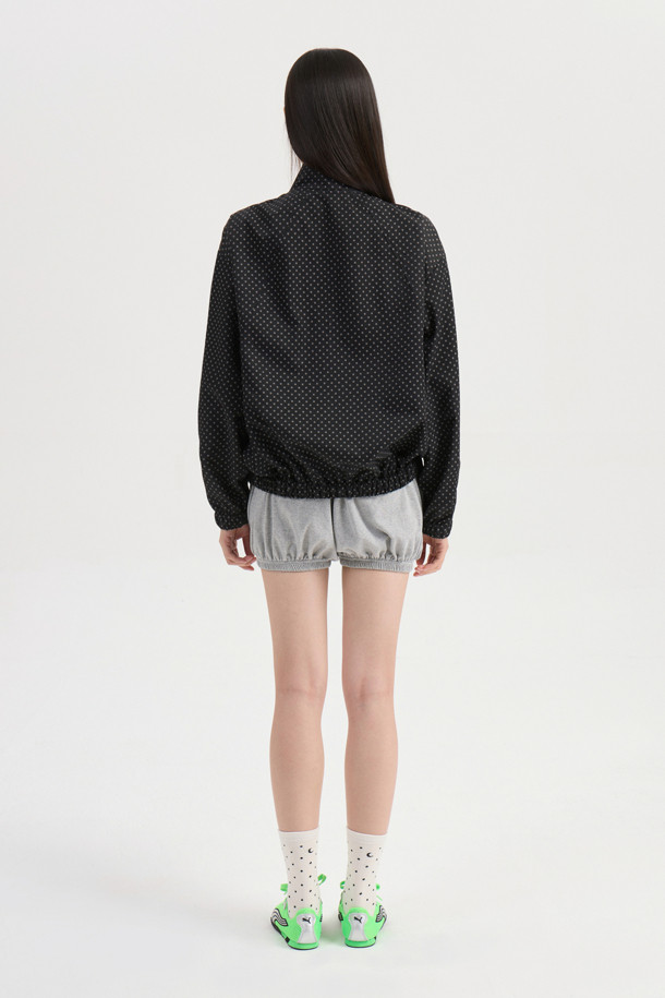 LUCKY CHOUETTE (럭키슈에뜨)의 도트 패턴 프릴 포인트 점퍼는 블랙 컬러의 여성용 아우터입니다. 가볍고 부드러운 나일론 소재로 제작되어 봄, 가을 간절기에 착용하기 좋습니다. 지퍼형 여밈 방식과 루즈핏 디자인으로 편안한 착용감을 선사하며, 프릴 디테일과 레터링 프린트가 돋보입니다. 소매와 밑단 밴딩 처리로 활동성을 높였으며, 슈롱이 파우치 세트가 포함되어 실용적입니다. 캐주얼, 미니멀, 걸리시 스타일을 즐기는 분들께 동네 마실룩, 쇼핑룩, 봄 소풍룩으로 추천합니다.
