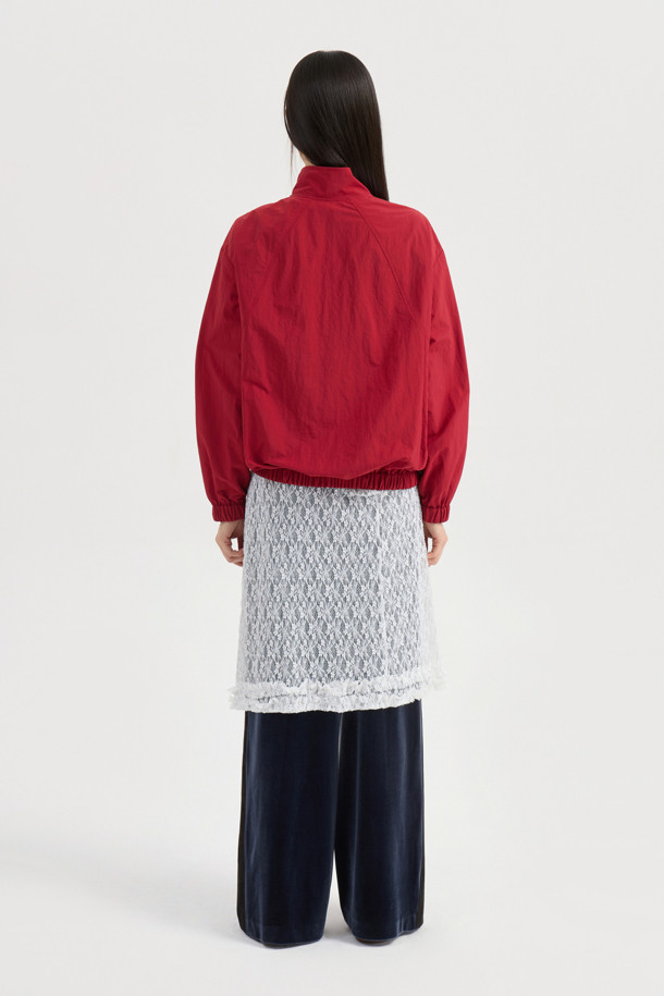 럭키슈에뜨(LUCKY CHOUETTE)의 Chouetties 도트 패턴 프릴 포인트 점퍼 (레드)입니다. 캐주얼하고 걸리시한 스타일로, 봄, 가을에 데이트룩, 동네 마실룩, 봄 소풍룩에 매치하기 좋습니다. 얇은 두께의 나일론 소재로 제작되어 부드러운 촉감을 선사하며, 루즈핏으로 편안하게 착용할 수 있습니다. 지퍼형 여밈 방식에 긴 소매, 소매와 밑단 밴딩 처리로 활동성을 더했습니다. 프릴 디테일과 레터링 프린트가 포인트이며, 슈롱이 파우치와 세트 구성으로 실용성까지 갖춘 아이템입니다.
