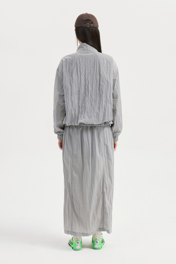 LUCKY CHOUETTE (럭키슈에뜨)의 Dot Pattern Frill Point Jumper (도트 패턴 프릴 포인트 점퍼, 실버)는 여성스러운 캐주얼 스타일을 완성하는 점퍼입니다. 가볍고 시원한 나일론 소재로 제작되어 봄, 가을에 착용하기 좋으며, 루즈핏으로 편안한 착용감을 선사합니다. 섬세한 프릴 디테일과 도트 패턴이 귀엽고 걸리시한 무드를 연출하며, 소매와 밑단 밴딩 처리로 활동성을 더했습니다. 레터링 프린트가 포인트이며, 슈롱이 파우치와 세트 구성되어 실용성을 높였습니다. 동네 마실룩, 봄 소풍룩, 여행룩 등 다양한 TPO에 활용해보세요.
