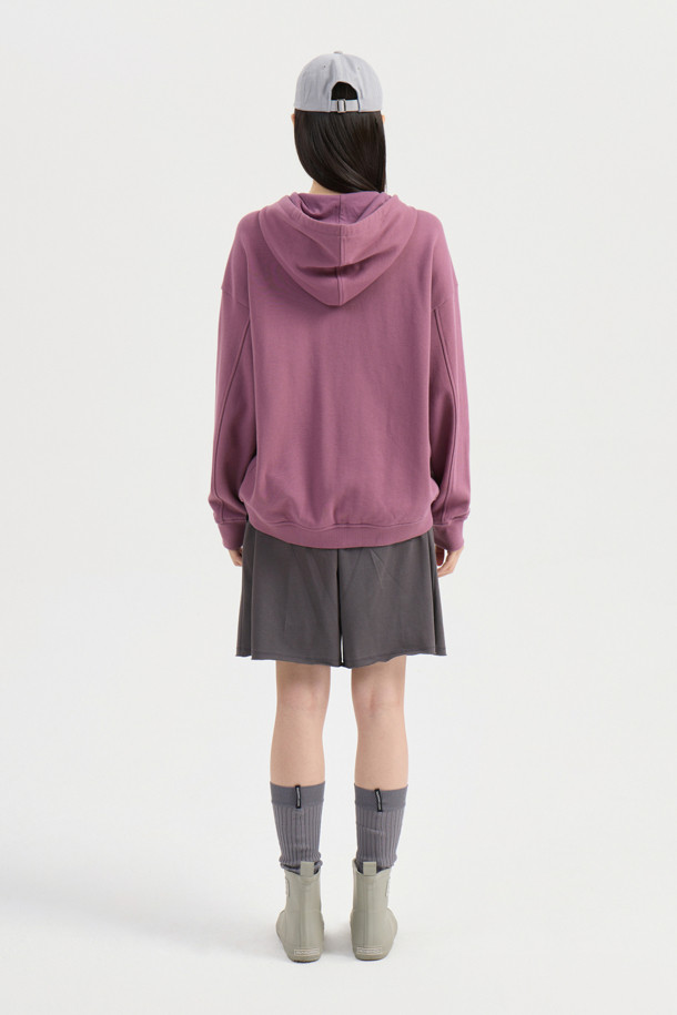 LUCKY CHOUETTE (럭키슈에뜨)의 Chouetties (슈에티스) Moon Point 후드 점퍼 (퍼플)입니다. 부드러운 면 소재로 제작되어 편안한 착용감을 선사하며, 봄, 가을 시즌에 적합합니다. 캐주얼, 미니멀, 스트리트 스타일을 아우르며 동네 마실룩, 봄 소풍룩, 캠핑룩 등 다양한 TPO에 활용하기 좋습니다. 루즈핏에 레귤러 기장으로 편안하게 착용 가능하며, 달 패치 자수와 시보리 처리된 소매와 밑단, 그리고 후드 디자인이 특징입니다. 투웨이 지퍼로 실용성을 더했으며, 럭키 크레센트 문 모티브가 돋보입니다.
