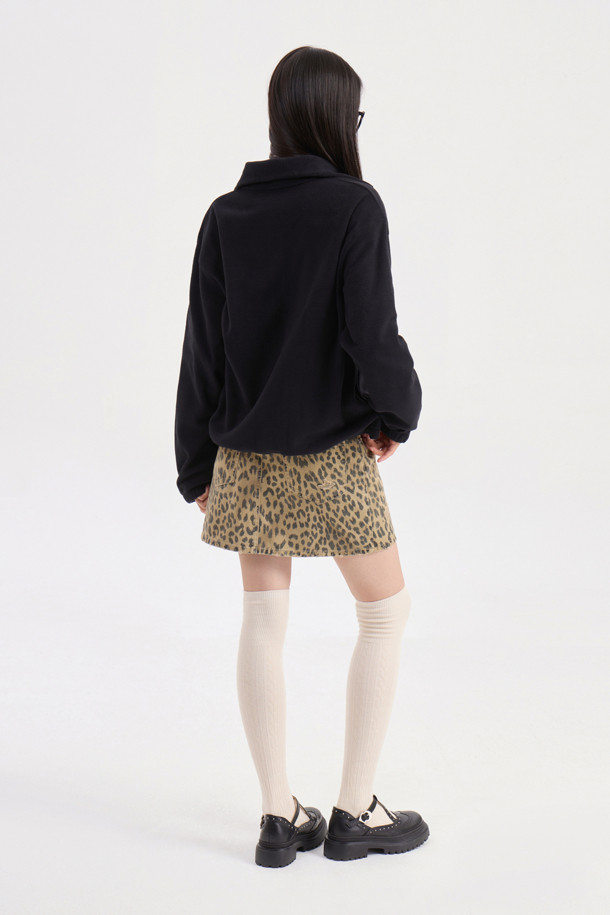 LUCKY CHOUETTE (럭키슈에뜨)의 Chouetties (슈에뜨) Moon Motive 플리스 점퍼 (블랙)는 캐주얼 무드의 여성용 아우터입니다. 부드러운 플리스 소재와 두꺼운 두께감으로 가을, 겨울 시즌 따뜻하게 착용할 수 있으며, 루즈핏 디자인으로 편안한 착용감을 선사합니다. 지퍼형 여밈 방식에 소매단 밴딩 처리와 밑단 스트링 디테일로 활동성을 더했고, Lucky Crescent Moon 모티브 패치 자수와 네크라인 테이프 처리로 포인트를 주었습니다. 캠핑룩, 산책룩 등 다양한 TPO에 활용 가능하며, 캐주얼, 미니멀, 고프코어 스타일을 즐기는 분들에게 추천합니다.
