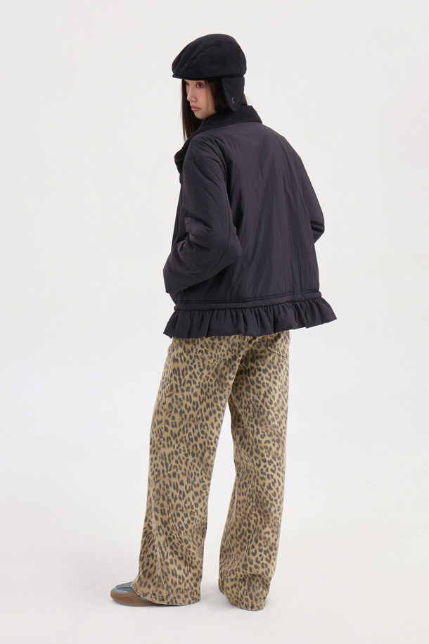 럭키슈에뜨의 Chouetties (슈에티스) Hem Frill Padding Jumper (블랙)은 겨울철 여성의 스타일을 책임질 패딩 점퍼입니다. 캐주얼, 미니멀, 걸리시 무드를 넘나드는 디자인으로 여행룩, 캠핑룩 등 다양한 TPO에 활용하기 좋습니다. 가볍고 따뜻한 나일론 소재에 오버핏 크롭 기장으로 편안함과 트렌디함을 동시에 잡았습니다. 밑단 셔링, 스트링, 로고 프린트, 솔리드 안감 등 섬세한 디테일이 돋보이며, 스냅 여밈 방식으로 간편하게 착용할 수 있습니다.
