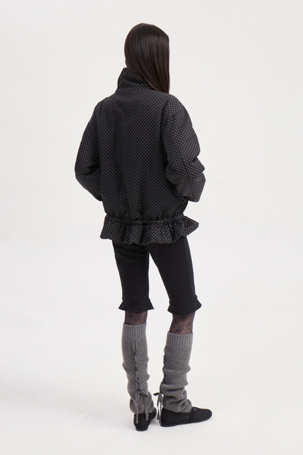 LUCKY CHOUETTE (럭키슈에뜨)의 Chouetties (슈에티) 헴 프릴 패딩 점퍼는 여성스러운 캐주얼룩을 연출하기 좋은 겨울 아우터입니다. 멀티 컬러의 도트와 체크 패턴이 돋보이며, 오버핏으로 편안한 착용감을 선사합니다. 밑단 셔링 디테일과 스트링 조절 기능으로 다양한 스타일 연출이 가능하며, 넉넉한 두께감으로 따뜻하게 착용할 수 있습니다. 일상, 여행룩, 걸리시, 미니멀 스타일 모두 소화 가능한 아이템입니다. 나일론 소재와 스냅 여밈 방식으로 제작되었으며, 솔리드 안감과 긴 소매 기장이 특징입니다.
