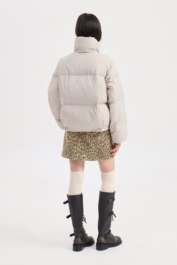 럭키슈에뜨 크롭 덕다운 점퍼는 캐주얼, 빈티지 스타일을 즐기는 분들을 위한 겨울철 필수 아이템입니다. 라이트 베이지 컬러의 무지 디자인으로 어떤 스타일에도 쉽게 매치할 수 있으며, 여행룩, 캠핑룩, 미니멀, 고프코어 스타일 연출에도 적합합니다. 덕다운(솜털 80%, 깃털 20%) 충전재(240g)와 두꺼운 두께감으로 보온성을 높였으며, 루즈핏 크롭 기장으로 트렌디함을 더했습니다. 빅 아웃포켓, 금속 지퍼, 럭키 크레센트 문 모티브 와펜 디테일이 돋보이며, 은은한 광택감이 고급스러운 분위기를 자아내는 긴소매 점퍼입니다.
