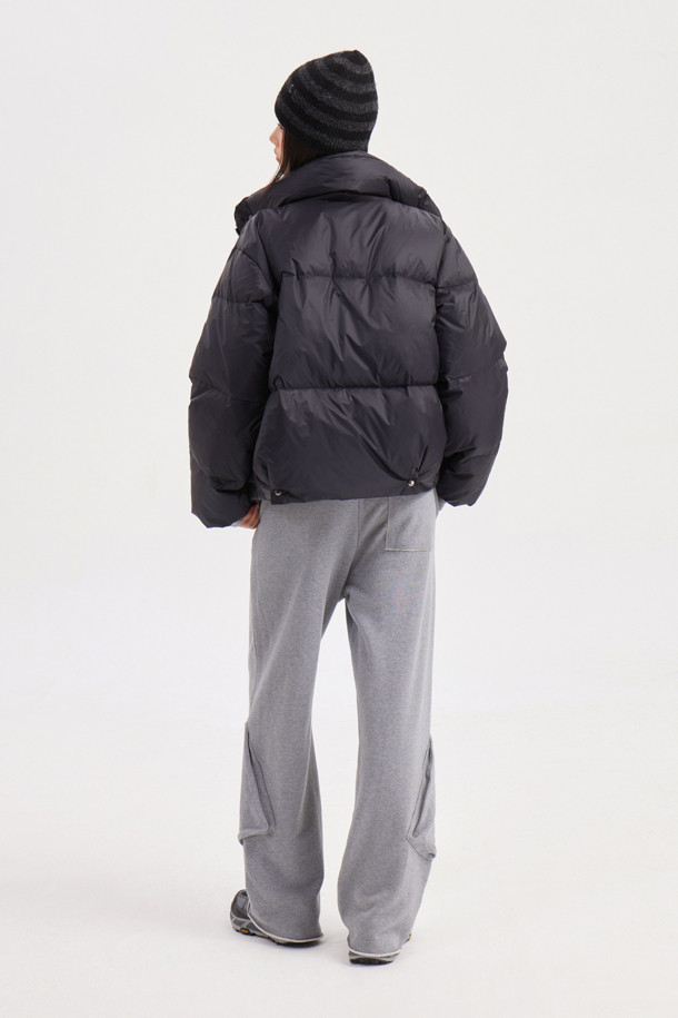 럭키슈에뜨의 Chouetties(슈에티) 크롭 덕다운 점퍼는 겨울철 캐주얼 스타일을 완성하는 여성 의류입니다. 블랙 색상의 무지 디자인으로, 은은한 광택감이 돋보이며 루즈핏의 편안한 착용감을 선사합니다. 덕다운(솜털 80%, 깃털 20%) 충전재(240g)와 빅 아웃포켓, 럭키 크레센트 문 모티브 와펜 디테일이 특징입니다. 지퍼와 스냅 버튼으로 여밈이 가능하며, 긴 소매와 두꺼운 두께감으로 보온성을 높였습니다. 일상에서 따뜻하고 스타일리시하게 연출할 수 있는 아이템입니다.
