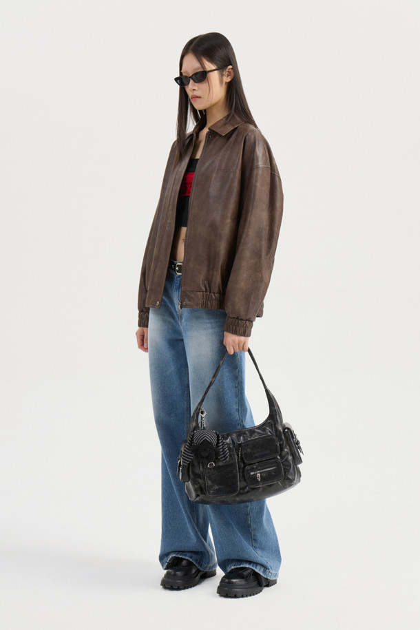 Chouetties by LUCKY CHOUETTE_뷔스티에 니트 탑(레드)은 캐주얼, 로맨틱, 미니멀 스타일을 모두 아우르는 여성 의류입니다. 봄, 여름 시즌에 어울리는 얇은 두께감과 부드러운 촉감의 코튼, 레이온 혼방 소재로 제작되었습니다. 뒷면 끈으로 오픈/클로징이 가능하며, 메탈사가 믹스되어 은은한 포인트를 더합니다. 망사 패턴과 크롭 기장의 민소매 디자인으로, 데이트룩, 카페룩, 휴가룩 등 다양한 TPO에 레이어드하여 개성 있는 스타일을 연출할 수 있습니다. 초승달 모티브 디자인이 돋보이는 슬림핏 뷔스티에 탑입니다.
