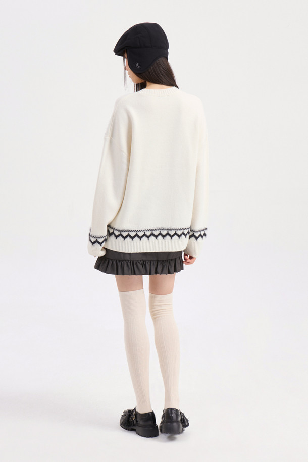 LUCKY CHOUETTE (럭키슈에뜨)의 노르딕 패턴 니트 풀오버 (아이보리)입니다. 부드러운 울 혼방 소재로 제작되어 가을, 겨울 시즌에 따뜻하게 착용할 수 있습니다. 라운드넥에 긴소매, 루즈핏 실루엣으로 편안한 착용감을 선사하며, 캐주얼, 클래식, 미니멀한 스타일을 연출하기 좋습니다. 럭키슈에뜨의 시그니처, Lucky Crescent Moon 모티브가 돋보이며 모임룩으로도 활용 가능한 매력적인 디자인입니다. 두꺼운 두께감으로 보온성을 높였으며, 아이보리 컬러의 노르딕 패턴이 포근한 분위기를 더합니다.
