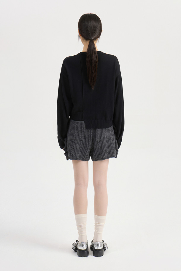 LUCKY CHOUETTE (럭키슈에뜨)의 언밸런스 니트 가디건 (black)입니다. 봄, 가을에 어울리는 캐주얼 스타일의 여성 의류로, 부드러운 아크릴과 코튼 혼방 소재로 제작되어 편안한 착용감을 선사합니다. 라운드넥에 루즈핏으로, 데이트룩 또는 카페룩에 잘 어울립니다. 세 가지 모양의 믹스된 단추와 좌우 언밸런스한 기장, 레터링 자수 포인트가 특징입니다. 미니멀하고 클래식한 무드를 연출하기 좋습니다.
