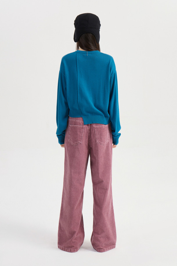 럭키슈에뜨의 Chouetties(슈에티) 언밸런스 니트 가디건 (블루)입니다. 아크릴과 코튼 혼방 소재로 제작되어 부드러운 촉감을 자랑하며, 가을, 겨울 시즌에 따뜻하게 착용할 수 있습니다. 캐주얼 스타일의 라운드넥 긴소매 가디건으로, 언밸런스한 기장감과 레터링 패턴이 특징입니다. 세 가지 모양의 믹스 단추 디테일이 돋보이며, 루즈핏으로 편안하게 착용 가능한 데일리 아이템입니다.
