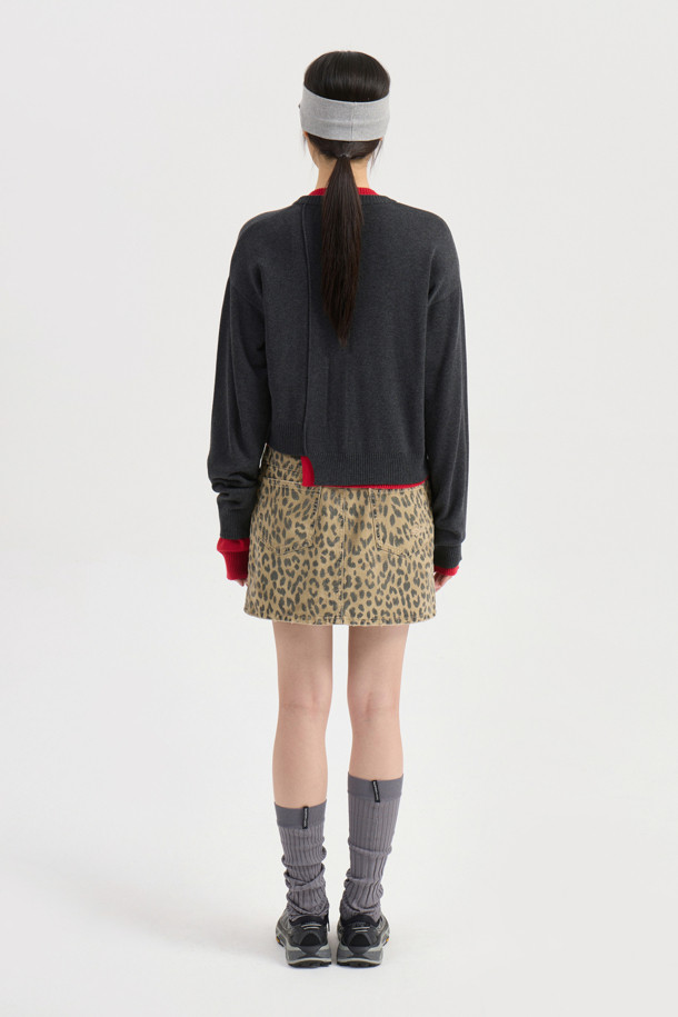 Chouetties by LUCKY CHOUETTE(슈에티 바이 럭키슈에뜨)_언밸런스 니트 가디건(다크 그레이)은 캐주얼한 스타일의 여성 니트 가디건입니다. 가을, 겨울에 착용하기 좋으며, 라운드넥에 루즈핏으로 편안하게 연출할 수 있습니다. 다크 그레이 컬러의 중간 두께 니트 소재로 제작되었으며, 언밸런스한 기장과 자수 레터링 포인트가 특징입니다. 세 가지 모양의 단추 디테일로 포인트를 더했으며, 데일리룩, 카페룩, 쇼핑룩 등 다양하게 활용 가능합니다. 아크릴과 코튼 혼방 소재로 제작되어 부드러운 촉감을 선사합니다.
