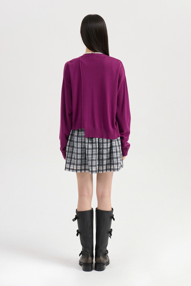 [Re-Order] 럭키슈에뜨_언밸런스 니트 가디건 (퍼플)은 부드러운 아크릴과 코튼 혼방 소재로 제작되어 봄, 가을에 착용하기 좋은 여성 니트 가디건입니다. 라운드넥에 긴 소매, 루즈핏으로 편안한 착용감을 선사하며, 언밸런스 기장과 레터링 자수 포인트가 캐주얼한 무드를 더합니다. 세 가지 모양의 믹스된 단추가 디자인의 묘미를 살리고, 데이트룩, 카페룩, 봄 소풍룩 등 다양한 TPO에 활용 가능합니다. 미니멀, 로맨틱 스타일을 선호하는 분들께 추천하며, 캐주얼한 스타일링에 포인트를 더해줍니다.
