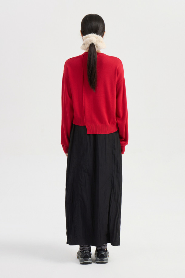 LUCKY CHOUETTE(럭키슈에뜨)의 Chouetties Unbalance 니트 가디건(레드)입니다. 라운드넥 디자인에 톤 다운된 레드 컬러가 돋보이며, 가을, 겨울 시즌 데일리룩에 활용하기 좋습니다. 아크릴과 코튼 혼방 소재로 제작되어 부드러운 촉감을 선사합니다. 긴 소매와 언밸런스한 기장, 레터링 자수 포인트로 캐주얼한 스타일을 연출하며, 세 가지 모양의 믹스된 단추로 포인트를 더했습니다. 루즈핏으로 편안하게 착용 가능하며, 카페룩, 쇼핑룩 등 다양한 TPO에 매치하기 좋습니다.
