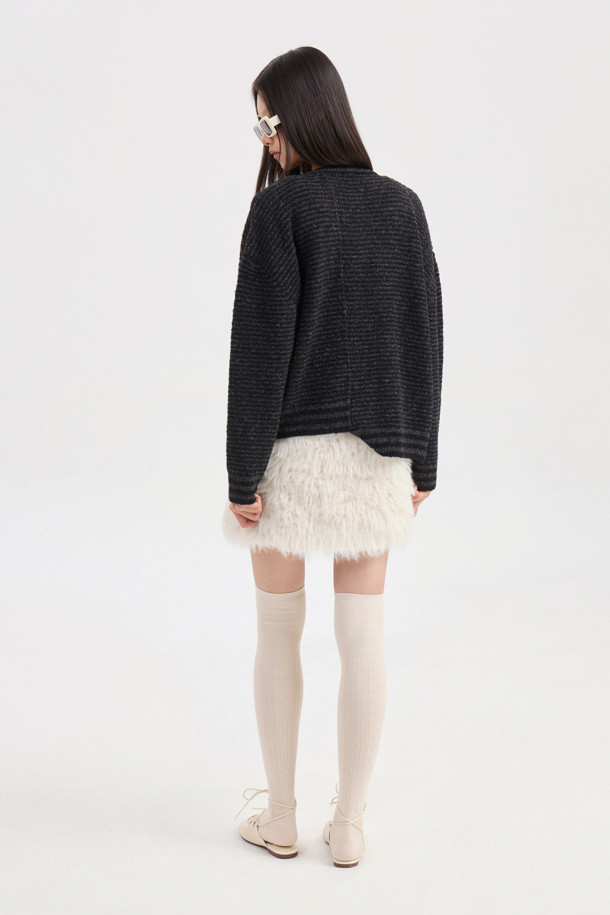 LUCKY CHOUETTE (럭키슈에뜨)의 Chouetties Unbalance Stripe 니트 가디건 (블랙)입니다. 울 소재의 두꺼운 두께감으로 가을, 겨울 시즌에 따뜻하게 착용할 수 있습니다. 캐주얼 스타일의 라운드넥 긴소매 크롭 기장 니트 가디건으로, 언밸런스한 기장과 스트라이프 패턴이 특징입니다. 싱글 버튼 여밈 방식이며, 럭키 슈에뜨의 시그니처, Lucky Crescent Moon 자수 포인트와 하트 모양 버튼 디테일로 포인트를 더했습니다. 데이트룩, 모임룩 등 다양한 TPO에 캐주얼, 클래식, 미니멀 스타일로 연출하기 좋습니다.
