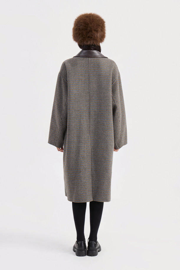 브라운 컬러의 Fake Leather Collar Check 롱 코트입니다. 클래식 무드의 체크 패턴과 코쿤핏으로 세련된 실루엣을 연출합니다. 두꺼운 두께감과 부드러운 촉감의 인조 가죽과 체크 원단 소재로 제작되었으며, 롱 코트 타입으로 가을, 겨울 시즌에 따뜻하게 착용할 수 있습니다. 카라와 포켓 부분의 워시드 가죽 디테일, 럭키 로고 패턴 안감, 두 종류의 버튼 믹스가 돋보입니다. 오피스룩, 모임룩, 데이트룩 등 다양한 TPO에 클래식, 미니멀, 시크 스타일로 활용해보세요.
