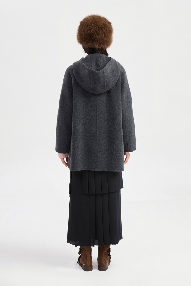 **토글 후드 코트 (grey)**는 캐시미어와 울 소재 혼방으로 제작되어 부드러운 촉감과 두꺼운 두께감으로 따뜻함을 선사하는 여성용 후드 코트입니다. 루즈핏 디자인과 하프 기장으로 편안한 착용감을 제공하며, 캐주얼, 클래식, 미니멀 스타일 모두 소화 가능합니다. 히든 스냅과 토글 여밈 방식, 긴소매 디자인으로 실용성을 더했으며, 안감에는 LUCKY 로고가 더해져 고급스러움을 더했습니다. 출근룩과 모임룩 모두에 어울리는 활용도 높은 아이템으로, 필링에 유의하여 관리하면 오랫동안 즐겨 입을 수 있습니다.
