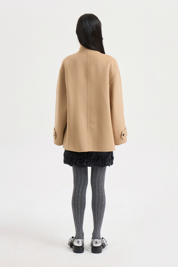 [Re-Order] 버클 칼라 하프 코트는 여성 고객을 위한 아우터입니다. 가을과 겨울에 착용하기 좋으며, 클래식하고 베이직한 스타일을 연출합니다. 라이트 베이지 컬러의 무지 디자인으로, 힙을 덮는 하프 기장감과 오버핏으로 편안하게 착용할 수 있습니다. 캐시미어 10% 블렌디드 소재로 부드러운 촉감을 선사하며, 빅 사이즈 아웃포켓과 럭키 로고 패턴 안감으로 포인트를 더했습니다. 출근룩, 오피스룩, 모임룩 등 다양한 TPO에 활용 가능하며, 클래식, 미니멀, 시크 스타일을 즐기는 고객에게 추천합니다.
