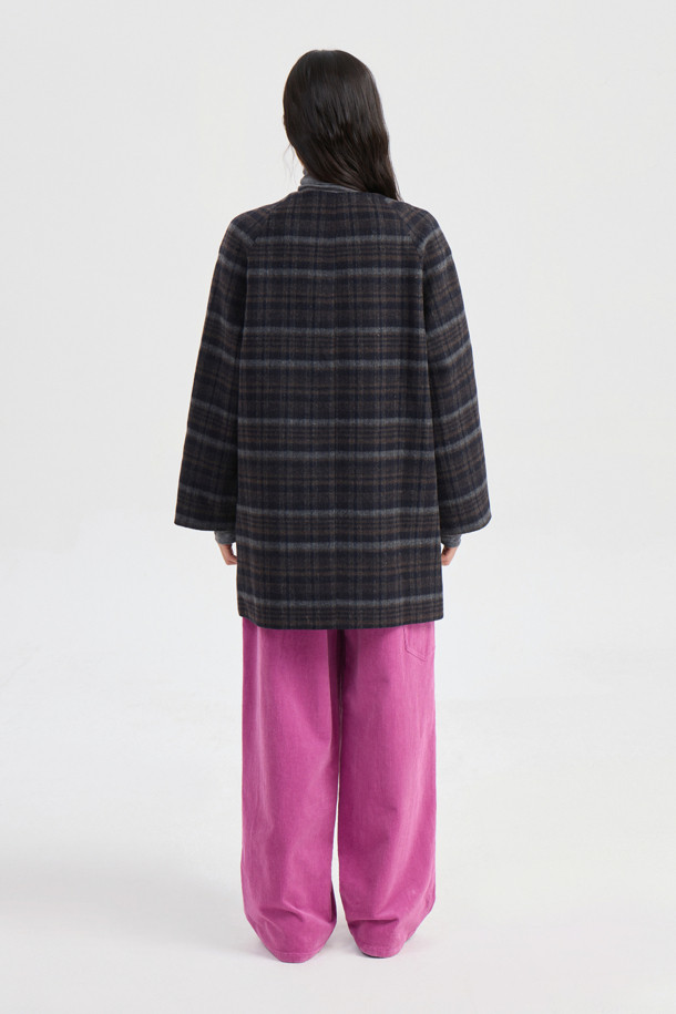 다크 네이비 컬러의 라운드 넥 프릴 디테일 더블 코트입니다. 캐시미어와 울 혼방 소재로 제작되어 부드러운 촉감과 뛰어난 보온성을 제공하며, 가을/겨울 시즌에 착용하기 좋습니다. 페미닌한 무드의 루즈핏으로, 톤온톤 체크 패턴과 로고 단추, 리본 디테일이 돋보입니다. 안감은 로고 패턴으로 마감되었으며, 더블 버튼 여밈과 긴 소매 기장으로 클래식하고 여성스러운 스타일을 연출합니다. 오피스룩, 모임룩, 데이트룩 등 다양한 TPO에 활용할 수 있습니다.
