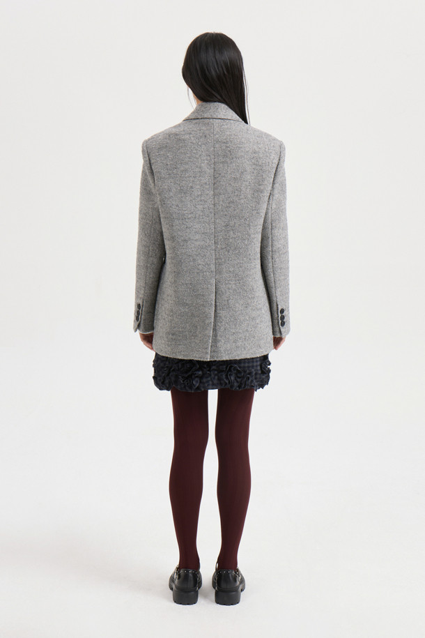 세련된 무드의 Suede Pocket 재킷형 코트(grey)입니다. 알파카, 캐시미어, 스웨이드 혼방 소재로 제작되어 가볍고 따뜻하며, 가을, 겨울 시즌에 착용하기 좋습니다. 매니쉬, 캐주얼, 유니크한 스타일을 연출하며, 헤링본 패턴과 힙 기장의 오버핏으로 트렌디함을 더했습니다. 소뿔 단추, 스웨이드 포켓, 가죽 와펜 장식, 레터링 테이프, 턴업 소매, 럭키 로고 패턴 안감 디테일이 돋보입니다. 겨울 데일리룩, 모임룩, 출근룩 등 다양한 TPO에 캐주얼, 클래식, 미니멀한 무드로 활용할 수 있습니다.
