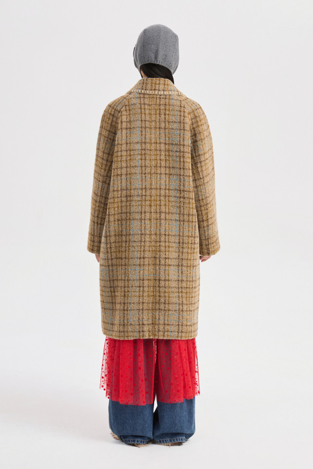 **Handlee 자수 체크 코트 (브라운)**는 가을과 겨울, 당신의 스타일을 책임질 여성용 코트입니다. 부드러운 알파카 혼방 소재와 두꺼운 두께감으로 따뜻하고 포근한 착용감을 선사하며, 무릎 기장의 코쿤핏으로 편안하면서도 세련된 실루엣을 연출합니다. 캐주얼, 클래식, 미니멀 스타일 모두 소화 가능한 활용도 높은 아이템으로, 출근룩이나 모임룩에 돋보이는 포인트를 더해줍니다. 브라운 컬러의 체크 패턴에 자수 장식과 LUCKY 로고 패턴 안감, 카라 디테일, 혼합 단추를 사용하여 디테일까지 놓치지 않았습니다.
