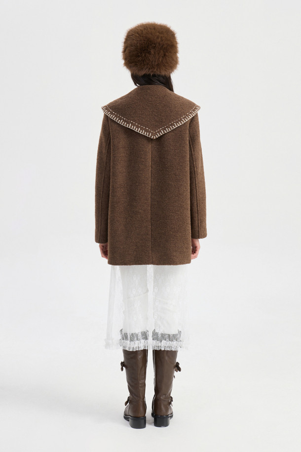 세일러 디자인의 스티치 자수 브라운 코트입니다. 울 소재에 두꺼운 두께감으로 가을, 겨울 시즌 따뜻하게 착용 가능하며, 오버핏으로 제작되어 편안한 착용감을 선사합니다. 와이드 카라와 핸드 스티치 장식이 돋보이며, 'LUCKY' 로고 패턴 안감으로 세련된 포인트를 더했습니다. 클래식, 캐주얼, 미니멀 스타일을 모두 소화하며, 출근룩과 모임룩에 활용하기 좋습니다. 싱글 버튼 여밈 방식으로 간편하게 스타일링할 수 있는 하프 기장의 긴 소매 코트입니다.
