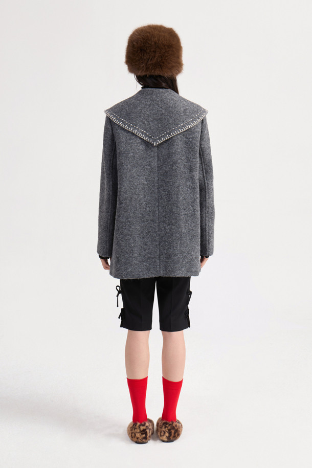 **Stitch 자수 세일러 코트 (grey)**

세련된 무드의 여성용 아우터, 스티치 자수 세일러 코트 (grey)입니다. 클래식과 캐주얼 스타일을 아우르는 디자인으로, 가을과 겨울에 따뜻하게 착용할 수 있습니다. 울 소재로 제작되어 두꺼운 두께감을 자랑하며, 하프 기장의 오버핏으로 편안한 착용감을 선사합니다. 와이드 카라와 핸드 스티치 자수 장식이 돋보이며, LUCKY 로고 패턴 안감과 이탈리아 제작으로 높은 퀄리티를 보장합니다. 출근룩, 모임룩, 데이트룩 등 다양한 TPO에 활용하여 미니멀하고 세련된 스타일을 연출해보세요.
