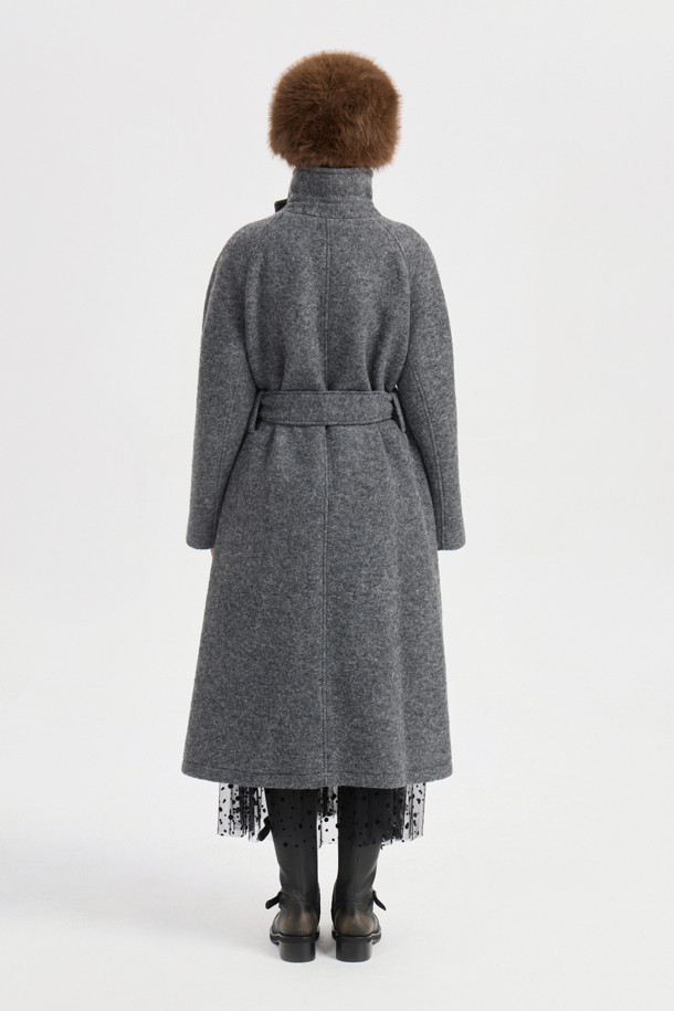 세련된 무드의 여성용 "Asymmetry Collar Long Coat" (그레이)입니다. 울 소재로 제작되어 부드럽고 폭신한 촉감과 함께 가을, 겨울 시즌 따뜻하게 착용할 수 있습니다. 비대칭 카라 디자인과 롱 기장, 여유로운 스트레이트 핏으로 스타일리시함과 모던함을 동시에 연출합니다. 안감에는 "LUCKY" 로고 패턴이 더해져 고급스러운 포인트를 더했으며, 앞 중심 단추 클로징으로 간편하게 착용 가능합니다. 출근룩, 오피스룩, 모임룩 등 다양한 TPO에 클래식, 미니멀, 시크한 스타일로 연출해보세요.
