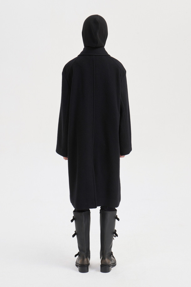 탈부착 가능한 체크 베스트 내피가 특징인 Detachable Inner 맥 코트(블랙)는 가을, 겨울 시즌 당신의 스타일을 완성해 줄 아우터입니다. 시크하고 캐주얼한 무드를 연출하며, 오버핏과 루즈핏으로 편안한 착용감을 선사합니다. 울 소재와 두꺼운 두께감으로 보온성을 높였으며, 넓은 카라와 빅 아웃포켓 디테일이 돋보입니다. 출근룩, 오피스룩, 모임룩 등 다양한 TPO에 활용 가능하며, 로고 와펜으로 포인트를 더했습니다.
