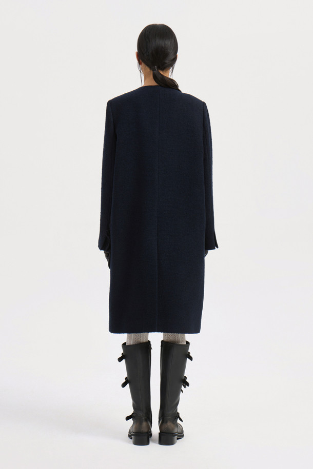 다크 네이비 컬러의 Center Frill 라운드 넥 코트입니다. 페미닌과 캐주얼 무드를 동시에 연출할 수 있으며, 가을과 겨울에 따뜻하게 입을 수 있는 두꺼운 울 소재로 제작되었습니다. 드롭 숄더, 프릴 디테일, 금속 단추, 로고 패턴 안감, 포켓 디테일이 돋보이는 롱 기장의 싱글 버튼 코트입니다. 데이트룩, 오피스룩, 모임룩 등 다양한 TPO에 활용 가능하며, 클래식, 미니멀, 캐주얼 스타일을 즐기는 여성에게 추천합니다.
