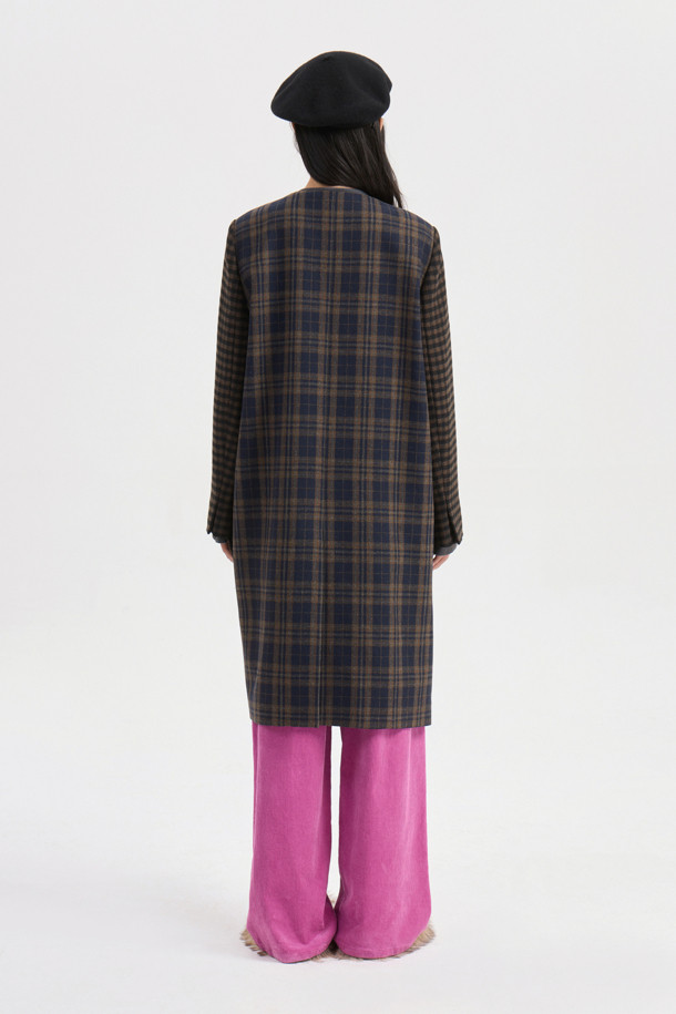 센터 프릴 라운드 넥 코트 (멀티 컬러)는 페미닌하고 캐주얼한 스타일을 동시에 연출할 수 있는 여성용 코트입니다. 가을과 겨울에 어울리는 두꺼운 울 소재로 제작되어 부드러운 촉감을 선사하며, 오버핏 롱 기장으로 편안한 착용감을 제공합니다. 체크 패턴과 드롭 숄더, 프릴 디테일이 특징이며, 금속 단추와 로고 패턴 안감, 포켓 디테일로 세련됨을 더했습니다. 싱글 버튼 여밈 방식의 라운드 넥 코트로, 데이트룩, 모임룩, 출근룩 등 다양한 TPO에 클래식, 캐주얼, 미니멀 스타일로 활용 가능합니다.
