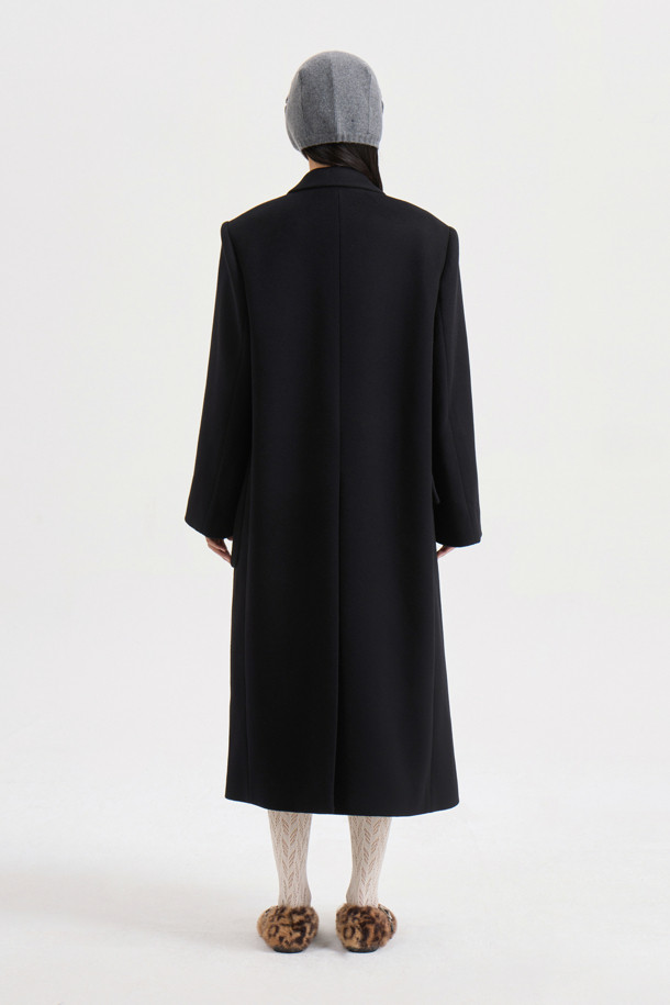 [Atelier] 갱 칼라 더블 롱 코트 (블랙)는 시크하고 미니멀한 스타일을 추구하는 여성들을 위한 아우터입니다. 가을과 겨울, 출근룩, 오피스룩, 겨울 데일리룩에 어울리는 이 코트는 부드러운 캐시미어와 울 소재로 제작되어 뛰어난 착용감을 선사합니다. 갱 칼라 디자인과 럭키슈에뜨 로고 소뿔 단추, 자수 디테일이 고급스러움을 더하며, ATELIER 컬렉션 로고 패턴 안감으로 소장 가치를 높였습니다. 박시핏의 롱 기장, 더블 버튼 여밈 방식의 더블 코트로, 시크하고 클래식한 스타일을 완성해보세요.
