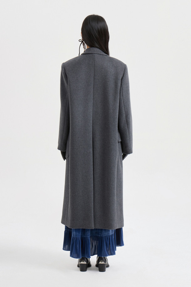 [Atelier] 갱 칼라 더블 롱 코트 (다크 그레이)는 시크하고 심플한 스타일을 추구하는 당신을 위한 겨울 아우터입니다. 캐시미어와 울 혼방 소재로 제작되어 부드러운 촉감과 우수한 보온성을 자랑하며, 롱 기장과 박시 핏으로 세련된 실루엣을 연출합니다. 더블 버튼 여밈 방식과 갱 칼라 디자인이 특징이며, 럭키슈에뜨 로고 소뿔 단추와 자수 디테일로 고급스러움을 더했습니다. [Atelier] 컬렉션 로고 패턴 안감으로 완성도를 높인 이 코트는 겨울 데일리룩, 오피스룩, 모임룩 등 다양한 TPO에 활용하기 좋습니다.
