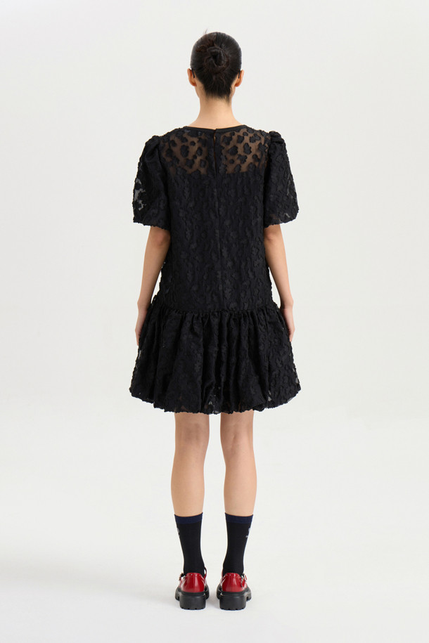 볼륨 슬리브 자카드 드레스 (블랙)는 페미닌하고 클래식한 무드를 자아내는 여성용 미니 원피스입니다. 봄, 여름, 가을 시즌에 어울리는 얇은 두께감과 부드러운 촉감의 자카드 소재로 제작되었습니다. A라인 핏에 라운드넥 디자인, 볼륨 슬리브 소매 기장이 특징이며, 속슬립이 포함되어 편안하게 착용할 수 있습니다. 데이트룩, 카페룩, 모임룩 등 다양한 TPO에 잘 어울리며, 클래식, 미니멀, 로맨틱 스타일을 즐기는 분들께 추천합니다. 뒷넥 단추 여밈과 레이어드 가능한 디자인으로 활용도를 높였습니다.
