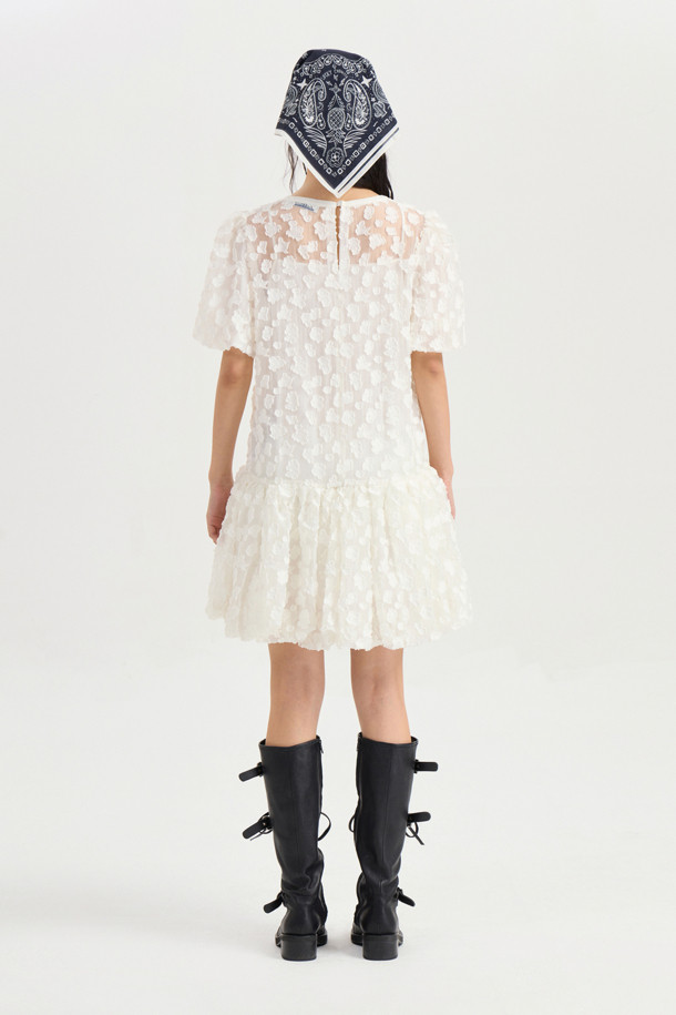 볼륨 슬리브 자카드 원피스 (아이보리)는 페미닌하고 클래식한 무드를 연출하는 여성 미니 원피스입니다. 봄, 여름 시즌에 어울리는 얇은 두께감과 부드러운 촉감의 자카드 소재로 제작되었으며, A라인 치마 핏과 미니 기장으로 사랑스러운 실루엣을 선사합니다. 볼륨감 있는 소매와 입체적인 자카드 패턴이 돋보이며, 라운드넥 디자인에 뒷넥 단추 여밈으로 간편하게 착용할 수 있습니다. 데이트룩, 카페룩, 모임룩 등 다양한 TPO에 맞춰 클래식, 미니멀, 로맨틱한 스타일을 연출해보세요. 속슬립이 포함되어 있어 비침 걱정 없이 편안하게 즐길 수 있습니다.
