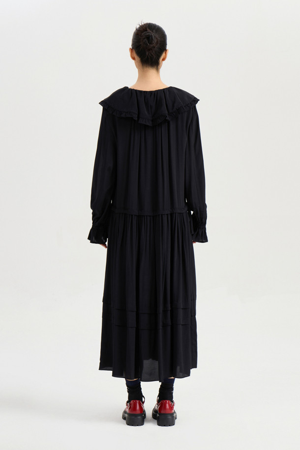 세일러 카라 원피스 (블랙)는 페미닌하면서도 캐주얼한 무드를 연출하는 여성 의류입니다. 폴리 크레이프 소재로 제작되어 깔끔한 촉감을 선사하며, 사계절 내내 착용 가능합니다. 롱 기장의 루즈핏으로 편안한 착용감을 제공하며, 허리 스트링 디테일로 허리 라인을 잡아줍니다. 세일러 카라와 소매 셔링 밴딩, 카라 셔링 디테일이 특징이며, 데이트룩이나 카페룩에 잘 어울립니다. 미니멀하고 로맨틱한 스타일을 즐기는 분들께 추천합니다.
